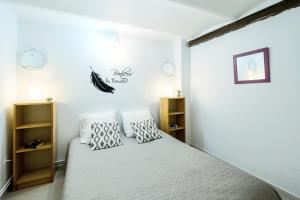 une chambre avec un lit avec deux oreillers dessus dans l'établissement Villa 3 Logements entiers avec piscine et jaccuzi et parking, à Marseille 28 autres photos