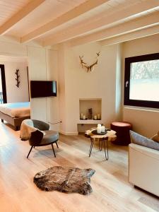 ein Wohnzimmer mit einem Sofa, einem Bett und einem Tisch in der Unterkunft Superb Chalet Monterosa in Anzino