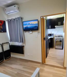 TV a/nebo společenská místnost v ubytování Apartaestudio en el centro de Puerto Plata