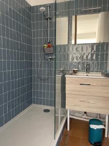 La salle de bains est pourvue d'une douche et d'un lavabo. dans l'établissement Colourful loft in Marseille, à Marseille