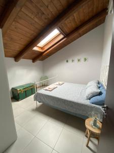 een slaapkamer met een bed en een houten plafond bij Casa di Fiocco in Bra