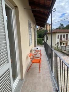 een oranje stoel op het balkon van een huis bij Casa di Fiocco in Bra