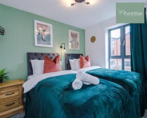 Posteľ alebo postele v izbe v ubytovaní Stylish Five Bedroom House By PureStay Short Lets & Serviced Accommodation Failsworth With Free Parking