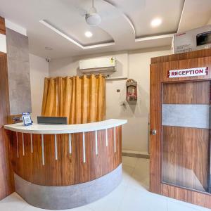 un bancone della reception in un ospedale con una porta di Hari Om Residency a Bhuj