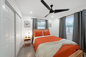 1 dormitorio con 1 cama y ventilador de techo en Peaceful Retreat By Pmi, en Fort Lauderdale