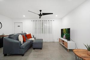 sala de estar con sofá y ventilador de techo en Peaceful Retreat By Pmi, en Fort Lauderdale
