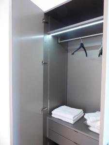 a room with a closet with white towels on a counter at Alte Villa in Pähl
