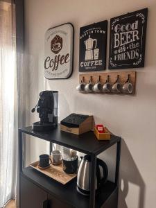 - une étagère avec une cafetière et des tasses dans l'établissement Sicily O’Clock House, à Lentini