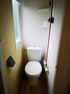 Ванная комната в Mobil Home 4 pers proche Puy du Fou et Montaigu (Vendée 85)