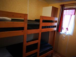 Cette petite chambre dispose de 2 lits superposés et d'une fenêtre. dans l'établissement Mobil Home 4 pers proche Puy du Fou et Montaigu (Vendée 85), à La Boissière-de-Montaigu
