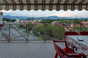 balcón con mesa, sillas y vistas en MAD SERIATE - Appartamento Madonna delle Nevi, en Seriate
