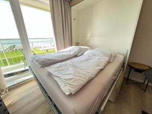 łóżko szpitalne w pokoju z dużym oknem w obiekcie Kaiserhof 31 mit Meerblick - Reinke w mieście Norderney