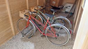 duas bicicletas estacionadas uma ao lado da outra num quarto em Appartement climatisé avec vue sur les Remparts, centre de Rocroi, parking privatif et garage vélos em Rocroi