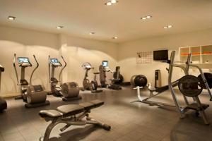 een fitnessruimte met veel fitnessapparatuur in een kamer bij Tortuga Beach Villa in Santa Maria