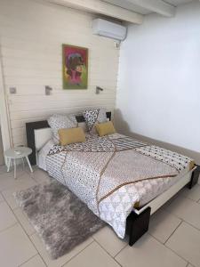 ein Schlafzimmer mit einem großen Bett in einem Zimmer in der Unterkunft Villa Sissy: T2 avec jaccuzzi in Sainte-Anne