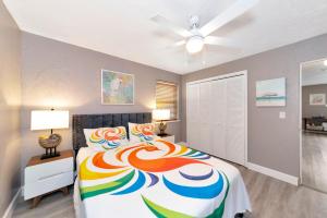 - une chambre avec un lit et un ventilateur de plafond dans l'établissement Walk to the beach and village - Gulf Villa, à Siesta Key