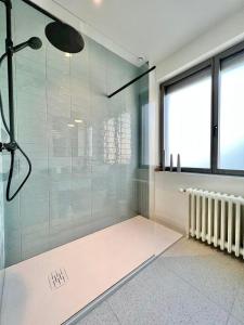 La salle de bains est pourvue d'une douche et d'une paroi en verre. dans l'établissement LA VILLA COTTON - Superbe Villa avec Spa Face à la mer, à Plobannalec-Lesconil