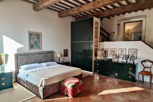 een slaapkamer met een groot bed en groene kasten bij Suite Patrimonio Unesco - Assisi Centro Storico in Assisi