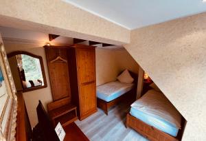 an overhead view of a small bedroom with two beds at Osteria-Hotel-Centovini in Cologne