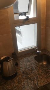 a bathroom with a sink and a window at Departamento monoambiente centro pb nuevo sencillo Av Belgrano D3 in Marcos Juárez
