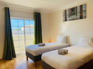 En eller flere senge i et værelse på Private Deluxe 3BD Villa Pool Wi-Fi AC BBQ + 25 billeder