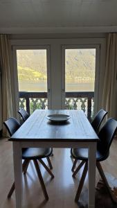 uma mesa de jantar com cadeiras e vista para a água em Appartement Harrer em Zell am See