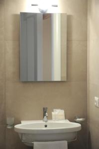 卡斯泰爾博諾的住宿－Ypsilhome，浴室设有白色水槽和镜子
