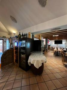 un restaurante con una mesa con copas de vino. en Osteria-Hotel-Centovini, en Colonia