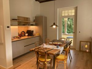 a kitchen and dining room with a table and chairs at B&B Villa Cortese in Clusone