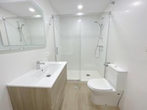 uma casa de banho branca com um WC e um chuveiro em Summer`s Dream em Benalmádena