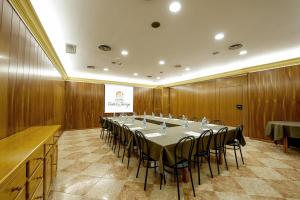 una gran sala de conferencias con una mesa larga y sillas en Hotel Ciutat de Tarrega, en Tàrrega