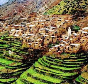 un village sur le flanc d'une montagne dans l'établissement Imlil, à Marrakech