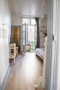 Cet appartement comprend une chambre avec un lit et une fenêtre. dans l'établissement Le Petit Nicolas - Centre historique de Blois - NETFLIX, JEUX, RETROJECTEUR, à Blois