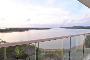 einen Blick auf den Fluss vom Balkon eines Hauses in der Unterkunft Lujoso apartamento frente al mar in Tubará