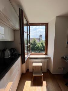 kuchnia z oknem, stołem i krzesłem w obiekcie Bregenz Uptown Jewel w Bregencji