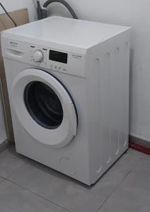 una lavadora blanca en una habitación en Cozy Studio Apartment in Haifa, en Haifa