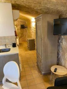 a kitchen with a sink and a counter top at Gîte troglodyte 2 personnes in Azay-le-Rideau