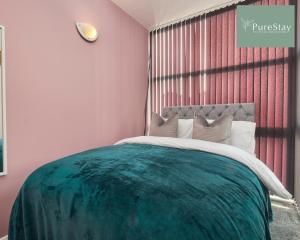 เตียงในห้องที่ Superb House By PureStay Serviced Accommodation Manchester With Free Parking