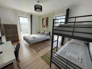 ALPIN rooms في توبليتا: غرفة نوم بسريرين بطابقين وغرفة معيشة