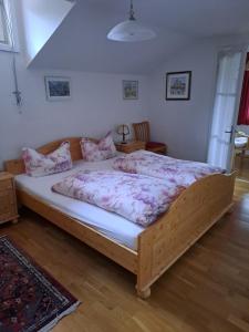 ein Schlafzimmer mit einem großen Bett in einem Zimmer in der Unterkunft Ferienwohnung Buddatsch-Hofmann in Oberstdorf