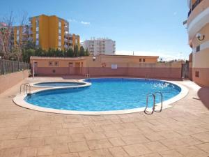 een groot zwembad in het midden van een gebouw bij Elegante apartamento muy cerca de la playa in Valencia