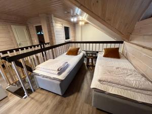 Cette chambre dispose d'un balcon avec 2 lits. dans l'établissement Vuokatti Weekend Lux, à Vuokatti