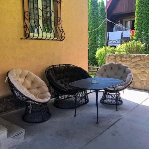 2 sillas y una mesa en el patio en Cottage "Lure", en Yaremche