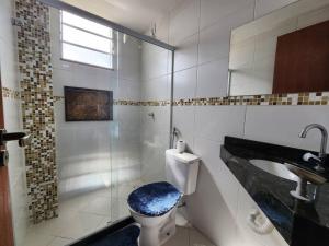 Ett badrum på Refúgio Urbano: Charmoso Apartamento no Coração da Cidade de Serra Espirito Santo