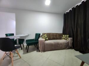En sittgrupp på Refúgio Urbano: Charmoso Apartamento no Coração da Cidade de Serra Espirito Santo