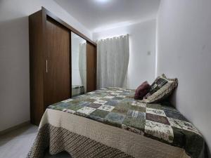 سرير أو أسرّة في غرفة في Refúgio Urbano: Charmoso Apartamento no Coração da Cidade de Serra Espirito Santo