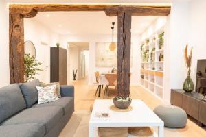 uma sala de estar com um sofá e uma mesa em OT Residence 5 bedrooms 4 bathrooms luxury apartment in Old Town em Bilbao