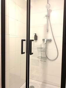a shower with the word lift in a bathroom at Alles komplett - 2 Schlafzimmer, große Küche, Bad in Cologne
