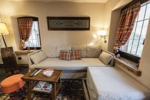 un soggiorno con divano e tavolo di La Casa del cuore a Fenis