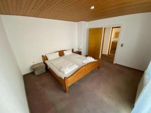 Ein Bett oder Betten in einem Zimmer der Unterkunft Haus für Monteure in Baden-Baden
